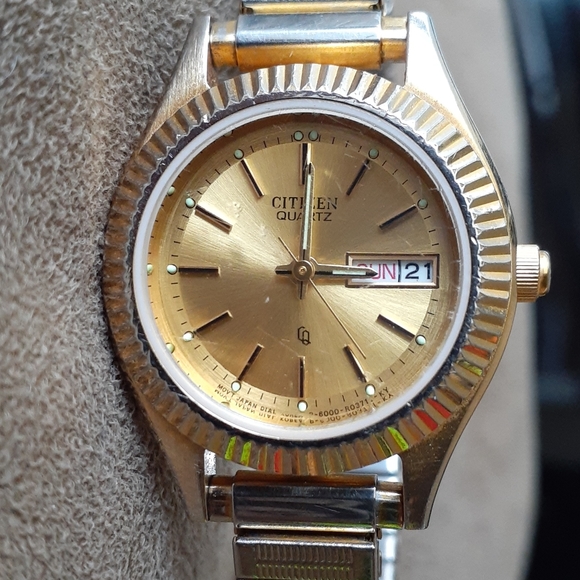 VINTAGE 🌷 CITIZEN two tone water resistant watch - Picture 3 of 7